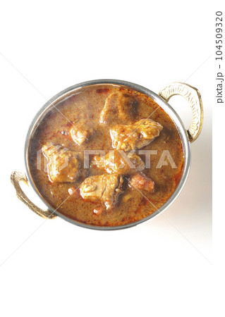 鶏肉入りスパイシー熱々インドカレーを白背景で俯瞰撮影 鶏肉入りスパイシー熱々インドカレーを白背景で俯瞰撮影 104509320