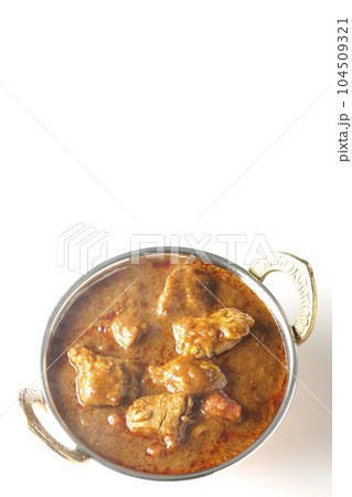 鶏肉入りスパイシー熱々インドカレーを白背景で俯瞰撮影 鶏肉入りスパイシー熱々インドカレーを白背景で俯瞰撮影 104509321