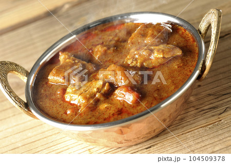 鶏肉入りスパイシーな熱々インドカレー 鶏肉入りスパイシーな熱々インドカレー 104509378
