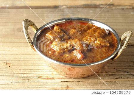 鶏肉入りスパイシーな熱々インドカレー 鶏肉入りスパイシーな熱々インドカレー 104509379