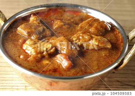 鶏肉入りスパイシーな熱々インドカレー 104509383