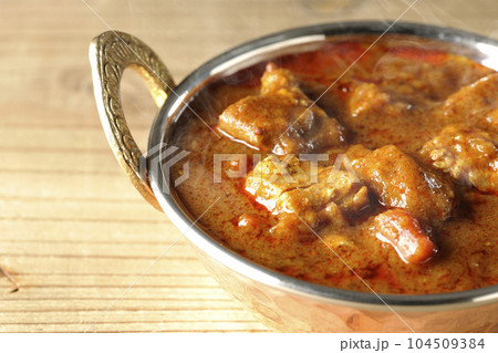 鶏肉入りスパイシーな熱々インドカレー 鶏肉入りスパイシーな熱々インドカレー 104509384