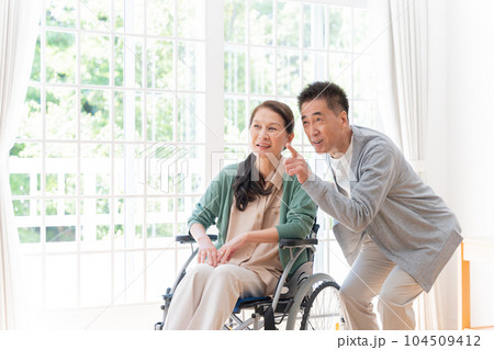 妻を在宅介護する夫(シニア・高齢者・夫婦) 妻を在宅介護する夫(シニア・高齢者・夫婦) 104509412