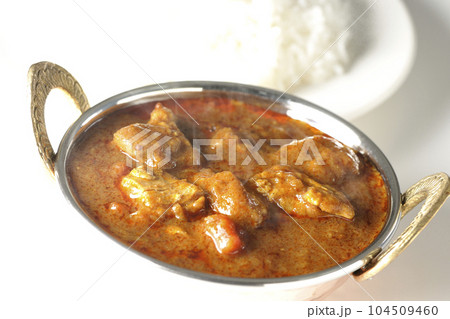 鶏肉入りスパイシー熱々インドカレーとライス 鶏肉入りスパイシー熱々インドカレーとライス 104509460