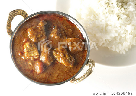 鶏肉入りスパイシー熱々インドカレーとライス 104509465