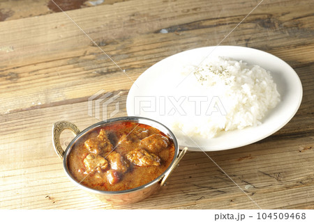 鶏肉入りスパイシー熱々インドカレーとライス 鶏肉入りスパイシー熱々インドカレーとライス 104509468
