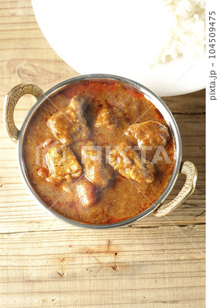 鶏肉入りスパイシー熱々インドカレーとライス 鶏肉入りスパイシー熱々インドカレーとライス 104509475