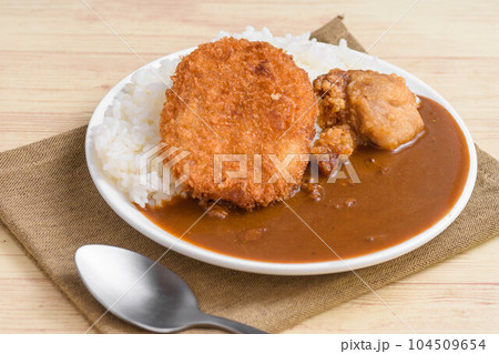 コロッケと鶏唐揚げカレー コロッケと鶏唐揚げカレー 104509654