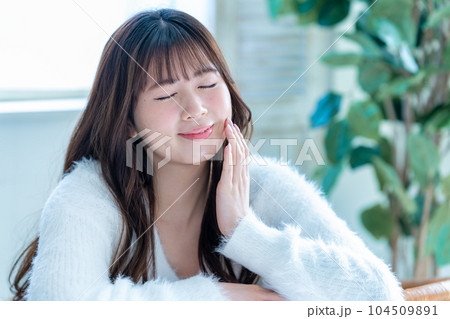 潤いを実感する若い女性 潤いを実感する若い女性 104509891