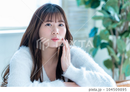 潤いを実感する若い女性 104509895