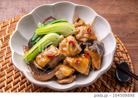 干し椎茸と鶏もも肉のオイスター煮込み 干し椎茸と鶏もも肉のオイスター煮込み 104509898