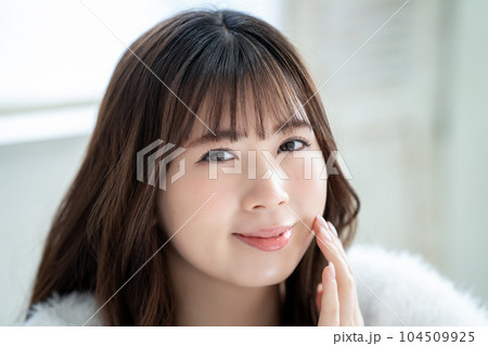 肌の潤いを実感する若い女性のアップ 肌の潤いを実感する若い女性のアップ 104509925