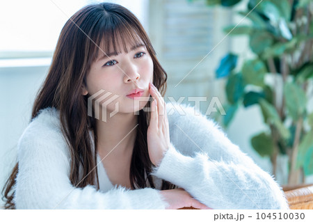 フェイスケアで悩む若い女性 フェイスケアで悩む若い女性 104510030