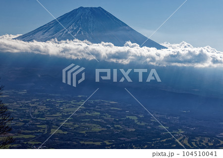 雨ヶ岳から見る富士山と朝日差す朝霧高原 104510041