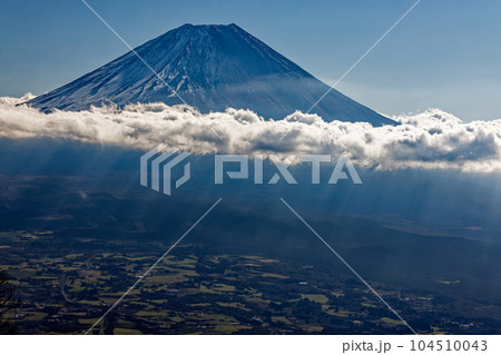 雨ヶ岳から見る富士山と朝日差す朝霧高原 104510043