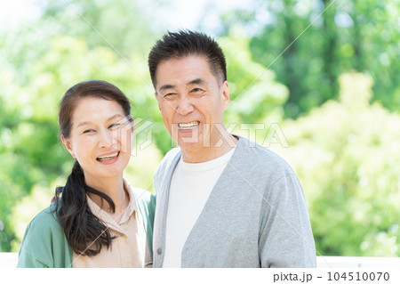 新緑と笑顔のシニア夫婦 新緑と笑顔のシニア夫婦 104510070