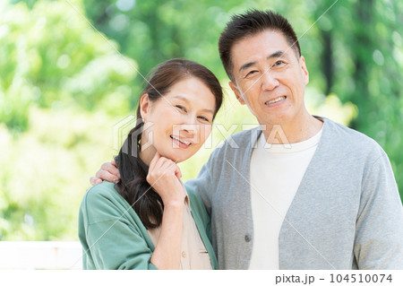 新緑と考えるシニア夫婦 新緑と考えるシニア夫婦 104510074