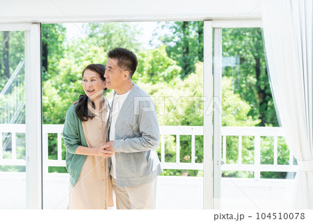 新緑と笑顔のシニア夫婦 104510078