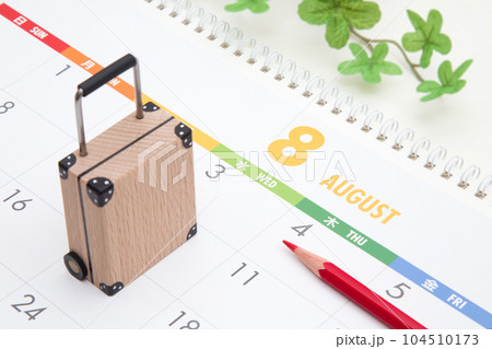 8月カレンダーとスーツケース 104510173