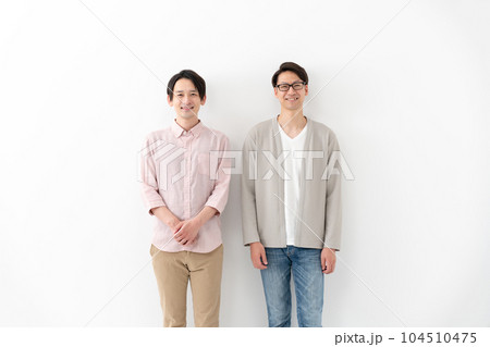カジュアル男性二人組ポートレート カジュアル男性二人組ポートレート 104510475