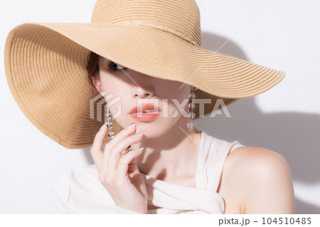 ビューティー　夏　麦わら帽子をかぶった女性のポートレート 104510485