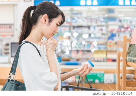 薬局・ドラッグストア・コンビニエンスストアで軟膏・ステロイドの買い物をする女性 104510514