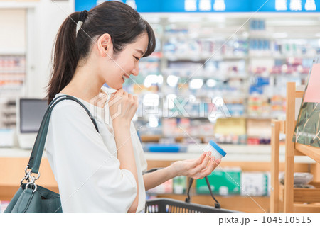 薬局・ドラッグストア・コンビニエンスストアで軟膏の買い物をする女性 104510515