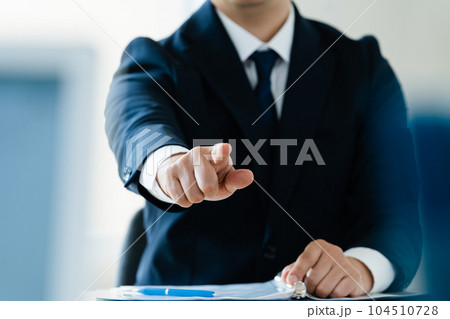 指さしをするビジネスマン 指さしをするビジネスマン 104510728