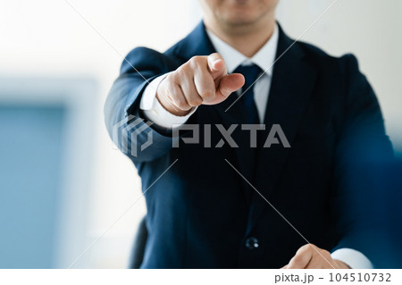 指さしをするビジネスマン 104510732