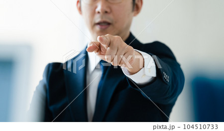 指さしをするビジネスマン 指さしをするビジネスマン 104510733