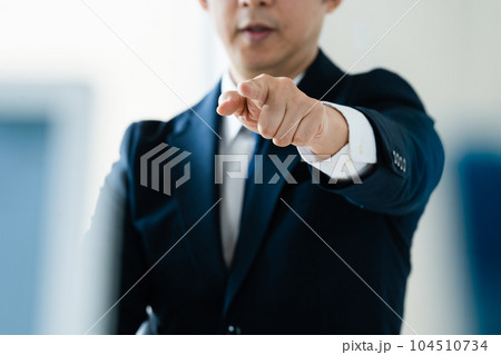 指さしをするビジネスマン 104510734