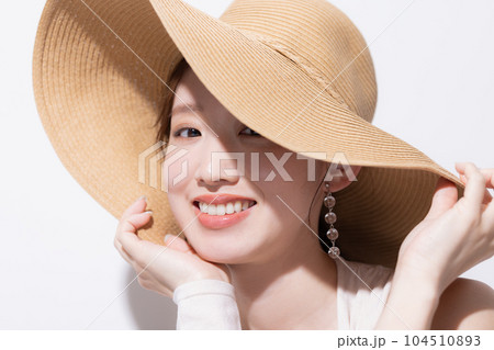 ビューティー 夏 麦わら帽子をかぶった女性のポートレート ビューティー 夏 麦わら帽子をかぶった女性のポートレート 104510893