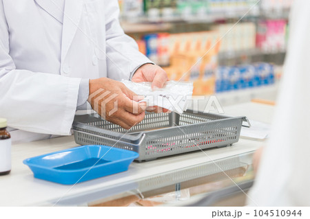 薬局で薬の相談をする女性と薬剤師の男性 薬局で薬の相談をする女性と薬剤師の男性 104510944