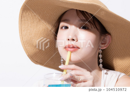 ビューティー　夏　トロピカルジュースを飲んでいる女性のポートレート 104510972