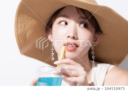 ビューティー　夏　トロピカルジュースを飲んでいる女性のポートレート 104510973