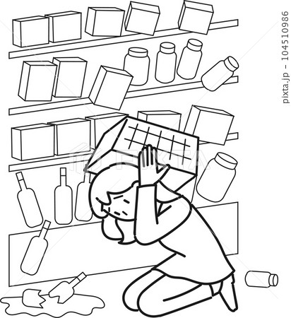 買い物中に地震が起きてカゴで落下物から頭を守る女性 買い物中に地震が起きてカゴで落下物から頭を守る女性 104510986