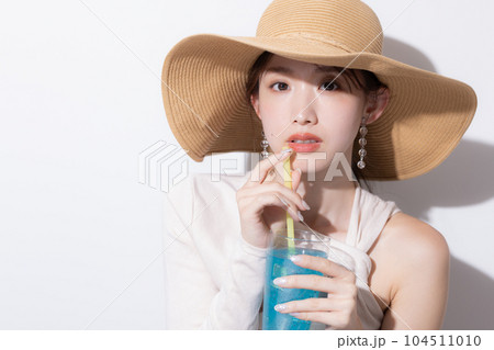 ビューティー 夏 トロピカルジュースを飲んでいる女性のポートレート ビューティー 夏 トロピカルジュースを飲んでいる女性のポートレート 104511010
