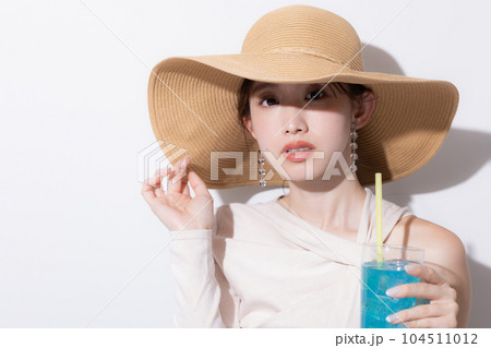 ビューティー 夏 トロピカルジュースを飲んでいる女性のポートレート ビューティー 夏 トロピカルジュースを飲んでいる女性のポートレート 104511012