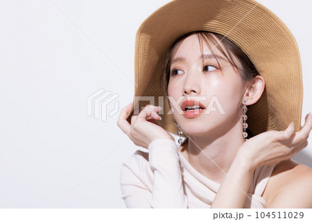 ビューティー　夏　麦わら帽子をかぶった女性 104511029