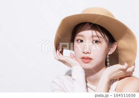 ビューティー　夏　麦わら帽子をかぶった女性 104511030