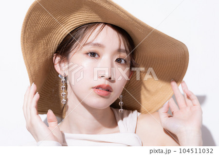 ビューティー 夏 麦わら帽子をかぶった女性 ビューティー 夏 麦わら帽子をかぶった女性 104511032