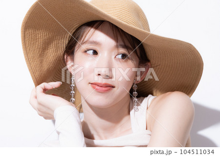 ビューティー　夏　麦わら帽子をかぶった女性 104511034