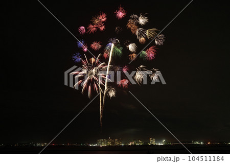 夜空彩る大輪の花 <浜名湖弁天島> 夜空彩る大輪の花 <浜名湖弁天島> 104511184