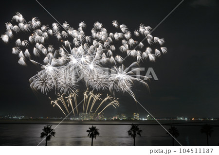 夜空彩る大輪の花　＜浜名湖弁天島＞ 104511187