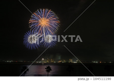 夜空彩る大輪の花　＜浜名湖弁天島＞ 104511190
