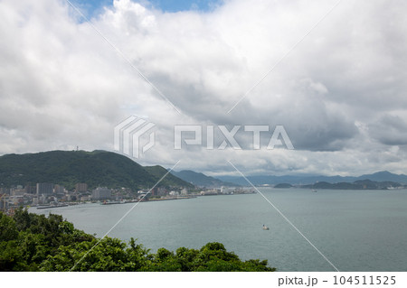 山口県下関市と福岡県北九州市門司区の間の関門海峡 山口県下関市と福岡県北九州市門司区の間の関門海峡 104511525