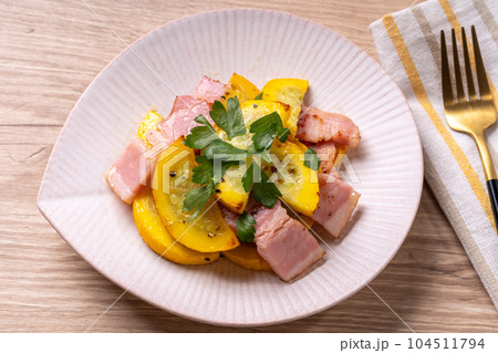 ズッキーニとベーコンのガーリック炒め 104511794