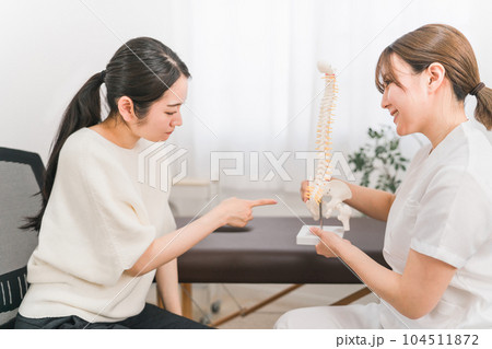 整骨院・接骨院で骨盤の病気の診察・相談・カウンセリングする整体師・マッサージ師の女性（困る・悩む） 104511872