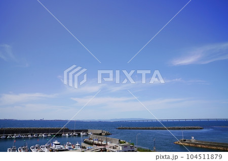 大阪　泉南市　岡田浦漁港と関西国際空港（初夏） 104511879