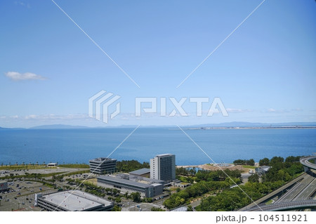 大阪 泉佐野 りんくうゲートタワービルから見たりんくう公園と淡路島(北西方向、初夏) 大阪 泉佐野 りんくうゲートタワービルから見たりんくう公園と淡路島(北西方向、初夏) 104511921